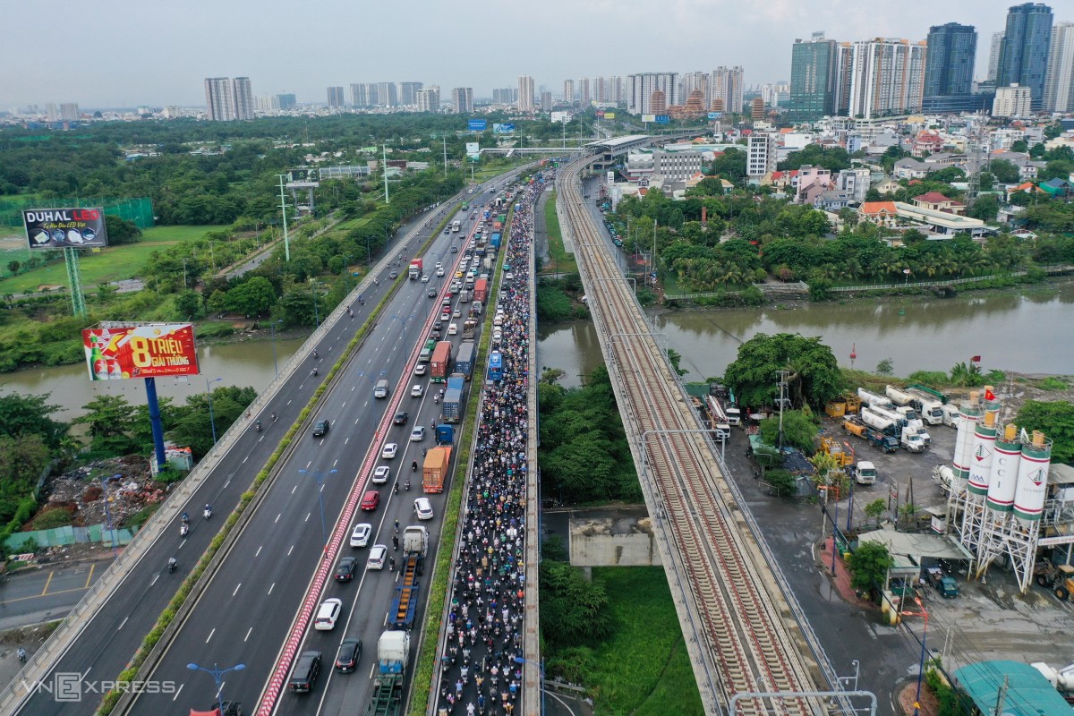Dòng xe nối dài hơn 4 km trên xa lộ Hà Nội (TP Thủ Đức) đoạn từ ngã tư Bình Thái đến cầu vượt Cát Lái, trong đó nặng nhất là khu vực cầu Rạch Chiếc và trạm thu phí.