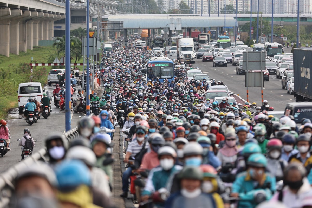 TPHCM ngập trong biển nước, kẹt xe kéo dài do cơn mưa lớn