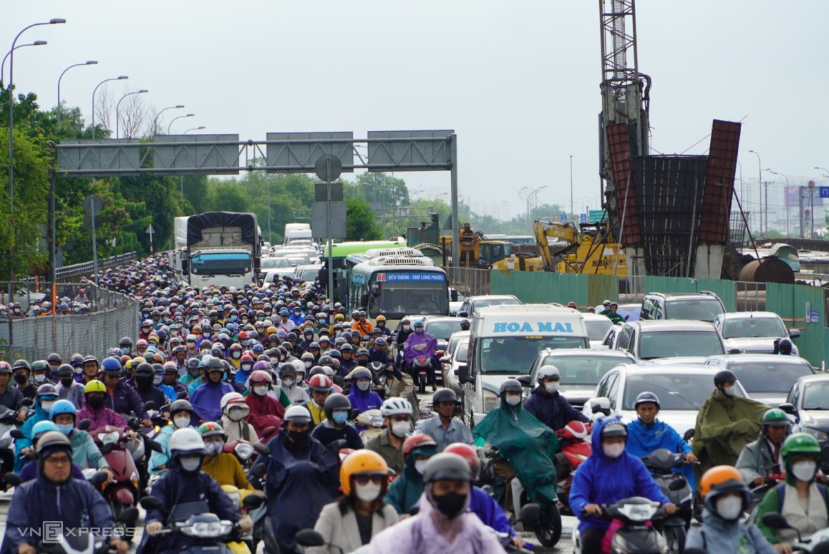 TPHCM ngập trong biển nước, kẹt xe kéo dài do cơn mưa lớn