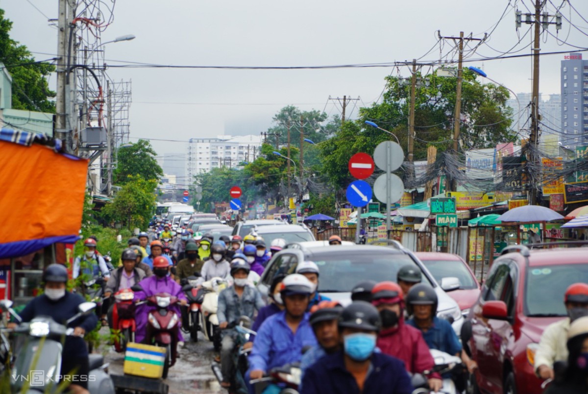 TPHCM ngập trong biển nước, kẹt xe kéo dài do cơn mưa lớn