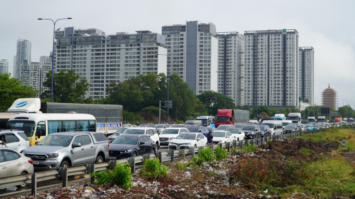 TPHCM ngập trong biển nước, kẹt xe kéo dài do cơn mưa lớn