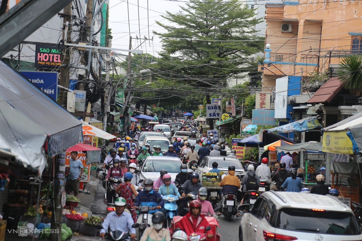 TPHCM ngập trong biển nước, kẹt xe kéo dài do cơn mưa lớn