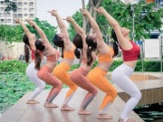 Thời trang - Trào lưu mặc đồ bó, trải thảm tập yoga giữa đường gây ý kiến trái chiều