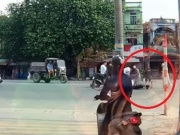 Tin tức trong ngày - Clip: Làm điều liều lĩnh, tài xế xe máy điện gây tai nạn cho 2 cô gái