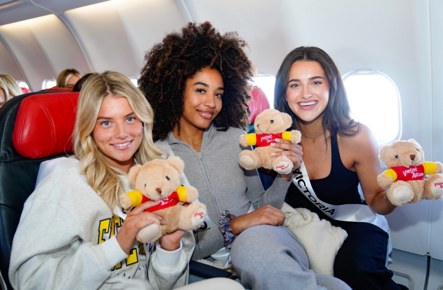 Vietjet đưa Top 28 Hoa hậu Hoàn vũ Australia khám phá Việt Nam tươi đẹp - 3