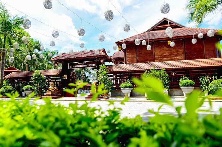 Nổi tiếng với tên gọi nhà sàn gỗ lim lớn nhất Việt Nam, ngôi nhà này nằm trong một khu du lịch sinh thái cách trung tâm thành phố Điện Biên Phủ 4km về phía Tây.
