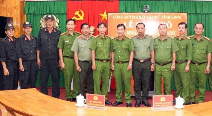 Đại diện Phòng Cảnh sát Hình sự và Phòng Cảnh sát cơ động Công an tỉnh Vĩnh Long tại lễ nhận khen, thưởng của Công an tỉnh Hậu Giang. Ảnh: Hoàng Thân