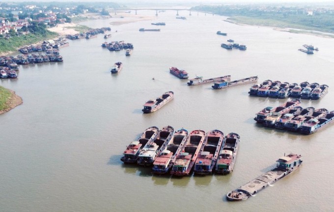 Hàng trăm chuyến tàu khai thác cát trên sông Hồng. Ảnh: Võ Hải