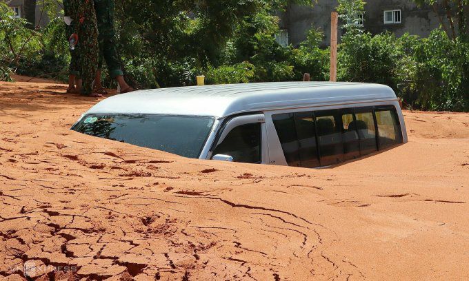 Ôtô bị cát vùi lấp, sáng 21/5. Ảnh: Việt Quốc