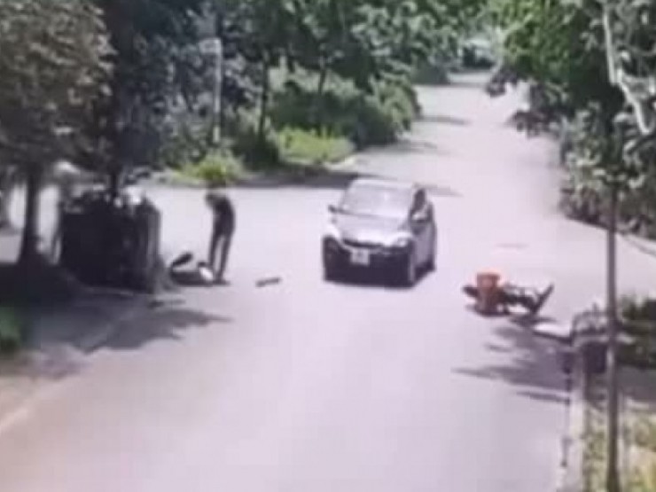 Clip: Ô tô tông văng xe máy, tài xế gặp đại nạn