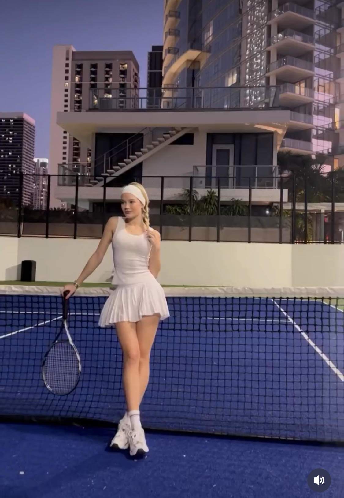 Hoa hậu Nga chơi tennis giữ vóc dáng chuẩn như "búp bê sống" - 6