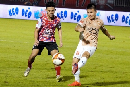 Video bóng đá TP.HCM - Công an Hà Nội: Thảm họa phòng ngự, trả giá quá đắt (V-League)