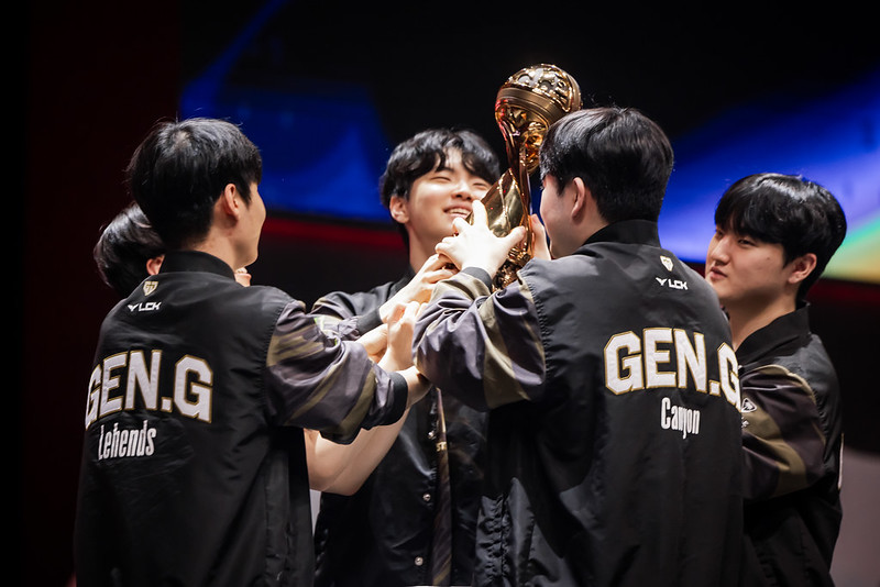Thành viên đội tuyển Gen.G nâng cúp vô địch MSI sau nhiều năm chờ đợi. (Ảnh: Gen. G)