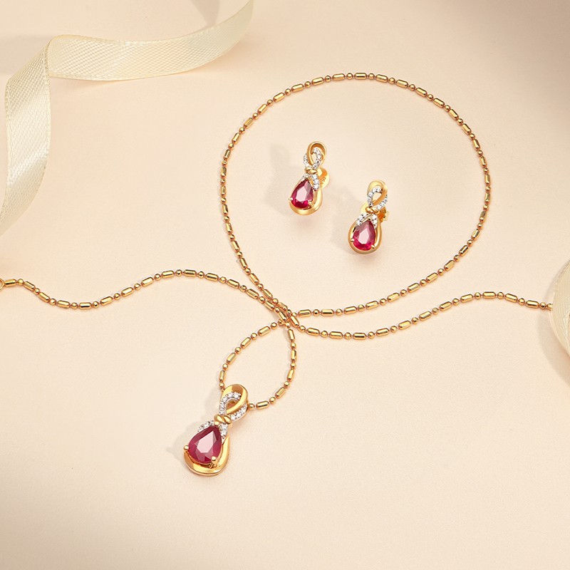 Các sản phẩm được chế tác từ những chất liệu quý như kim cương, ruby, ngọc trai… sẽ tô điểm thêm vẻ sang trọng, quý phái cho mẹ.&nbsp;Ảnh: PNJ.