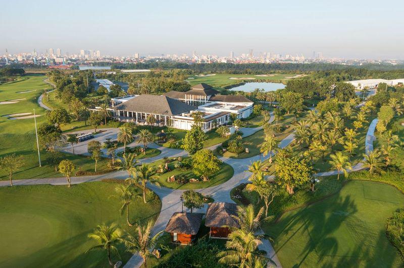 Với cơ sở vật chất hàng đầu và các tiện ích sang trọng, sân golf 36 hố của Vinhomes Royal Island còn là nơi giao lưu, thảo luận và ký kết hợp đồng của cộng đồng doanh nhân