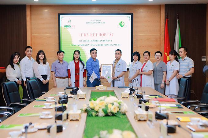 Đại diện GENOLIFE (trái) và đại diện bệnh viện Phụ sản Hà Nội (phải) trong lễ ký kết ngày 13/5 Ảnh: GENOLIFE