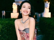 Làm đẹp - Thư Kỳ quá trẻ đẹp ở tuổi U50 khi đứng bên Lưu Diệc Phi, nhờ uống thứ này 2 lần/ngày