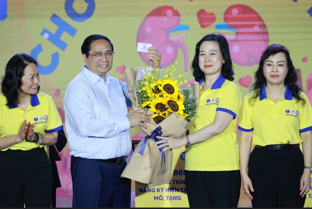 Thủ tướng Chính phủ Phạm Minh Chính nhận thẻ hiến tạng