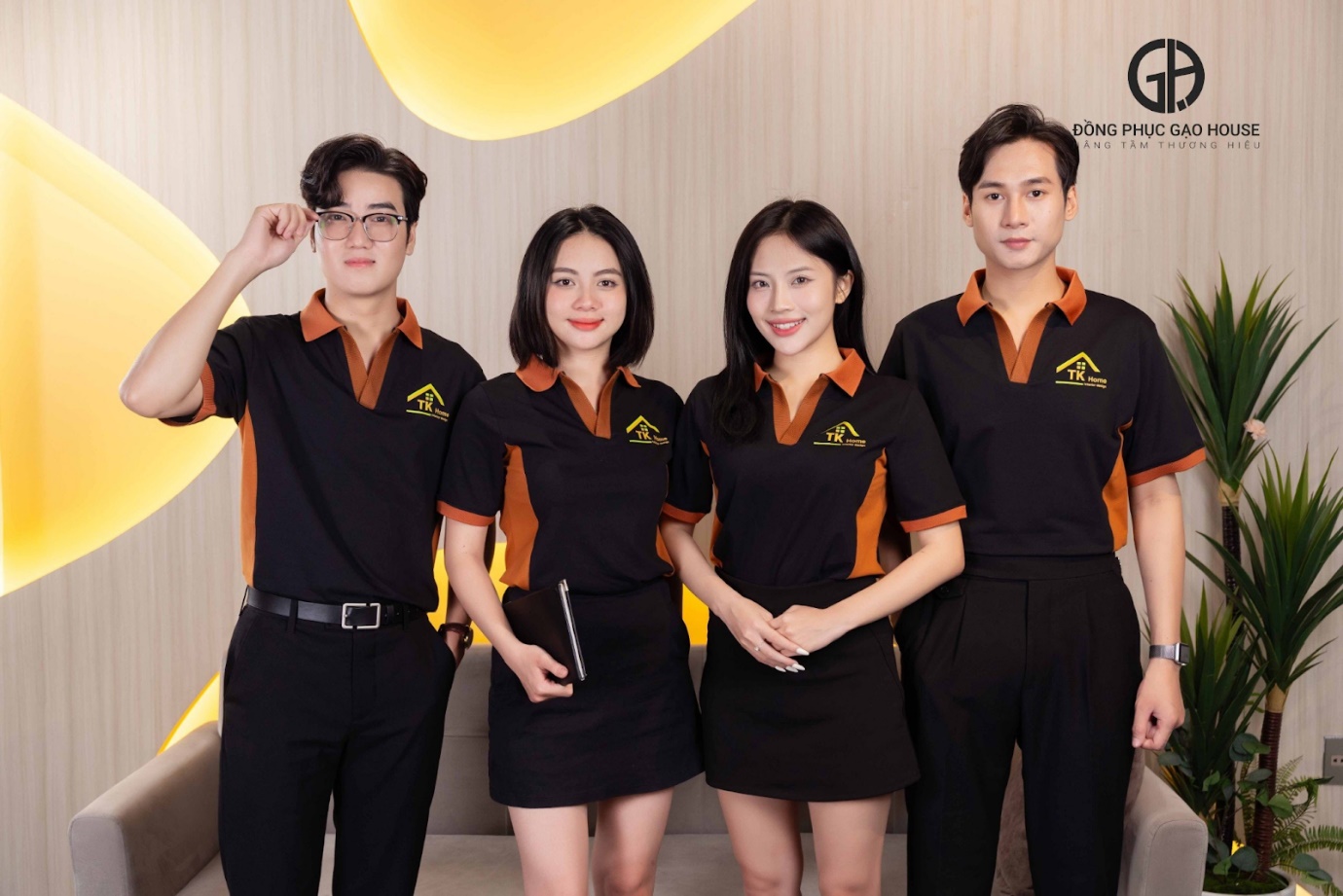 Mẫu áo đồng phục công sở màu đen cổ chữ V