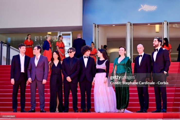 Cannes ngày 8: Đầm cắt xẻ bạo, mặc như không của dàn sao nữ - 1