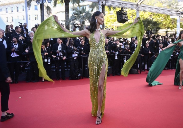 Cannes ngày 8: Đầm cắt xẻ bạo, mặc như không của dàn sao nữ - 16