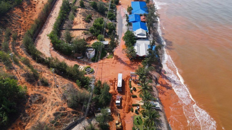 Bùn cát tại dự án Sentosa đổ xuống đường Huỳnh Thúc Kháng, Mũi Né.