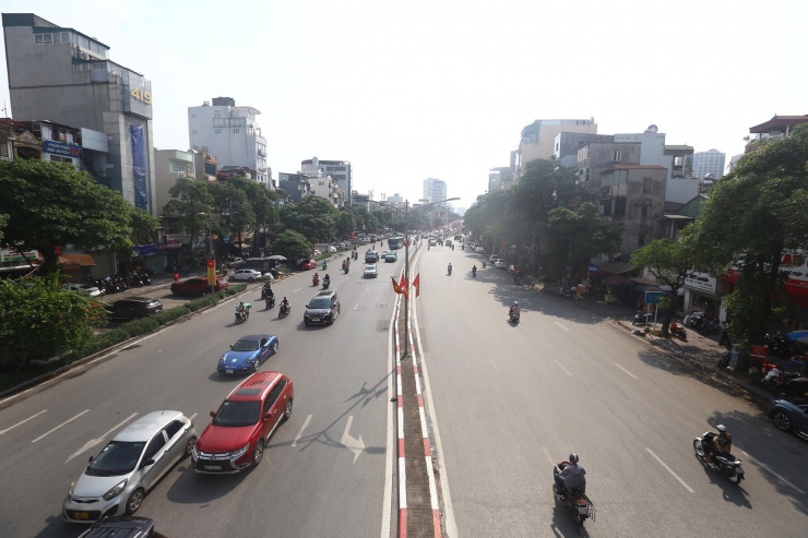 Nằm trên tuyến đường Vành đai 1 của Thủ đô, đường Trần Khát Chân, đoạn từ Ô Đống Mác đến Nguyễn Khoái với chiều dài 570m là một trong những tuyến đường đắt nhất Hà Nội.