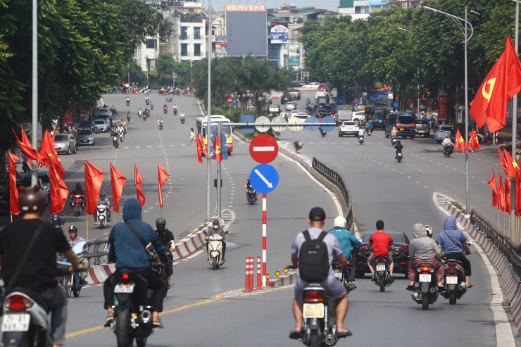 Tuyến đường gồm 8 làn xe, rộng 50m, có hai cầu vượt tại các nút giao với phố Huế, phố Lò Đúc.