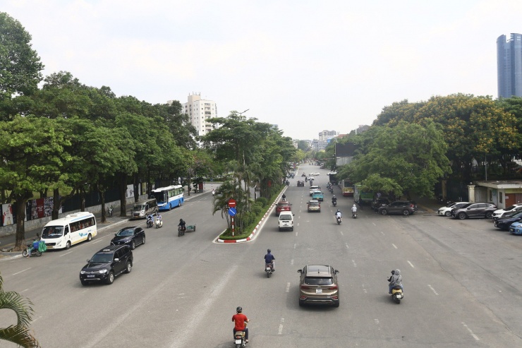 Tuyến đường Nguyễn Văn Huyên có 8 làn xe, kéo dài từ nút giao Cầu Giấy đến nút giao Nguyễn Khánh Toàn.