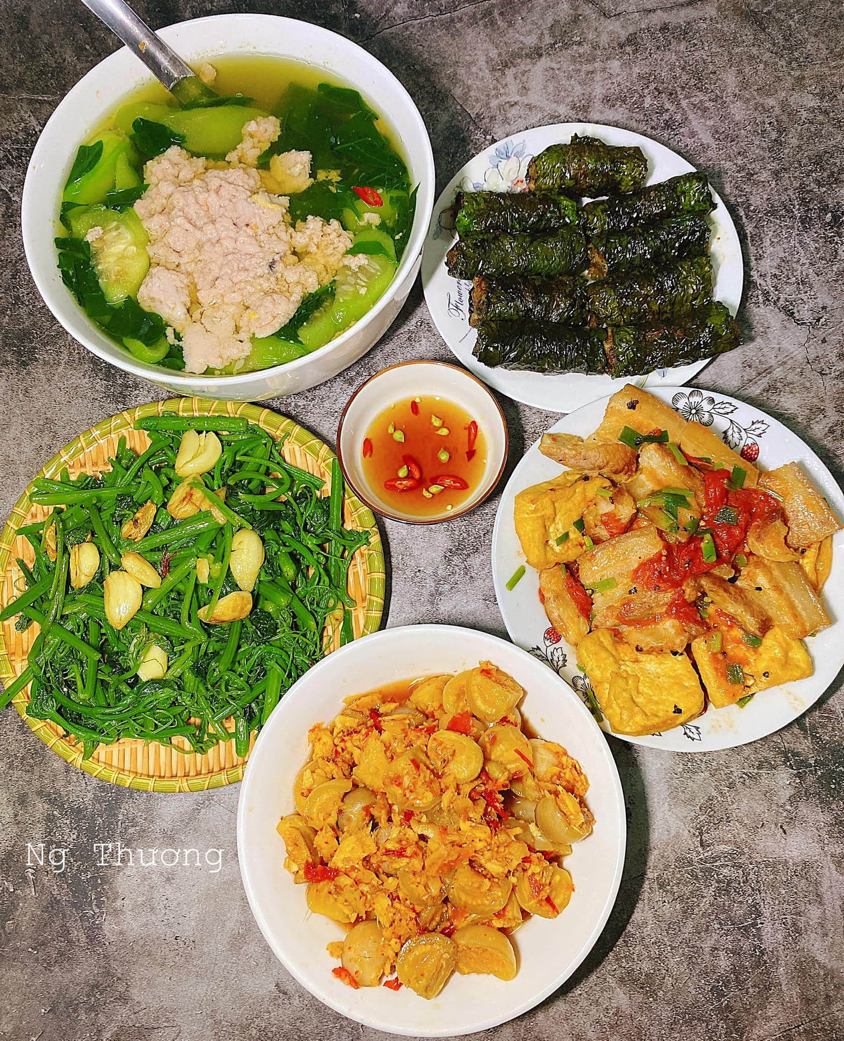 Canh cua + Chả lá lốt + Ngọn su su xào tỏi + Cà muối + Ba chỉ om đậu phụ