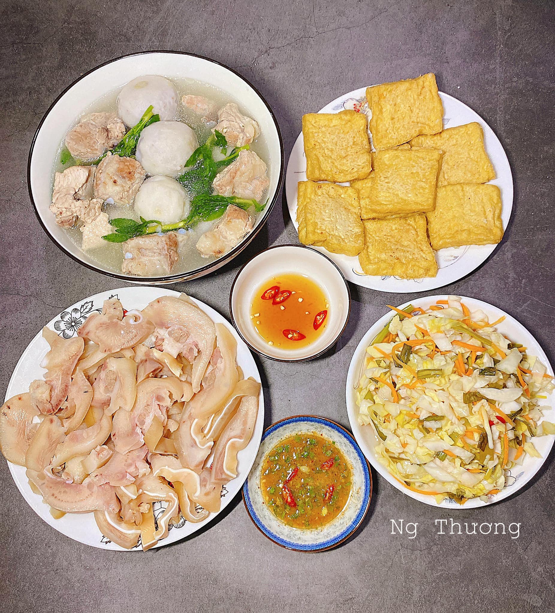 Canh xương khoai sọ + Đậu phụ rán + Tai  luộc + Bắp cải muối xổi