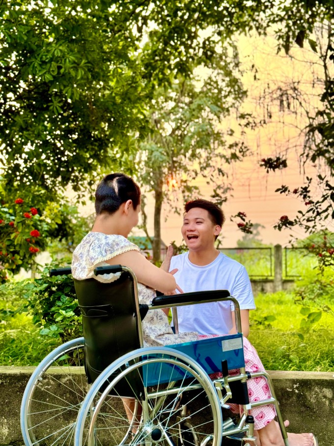 Chiến đưa vợ ra sân đi dạo, kể chuyện vui cho vợ nghe và cùng cô tập vận động, tại trang trại của gia đình ở Quốc Oai, Hà Nội giữa tháng 4/2024. Ảnh: Nhân vật cung cấp