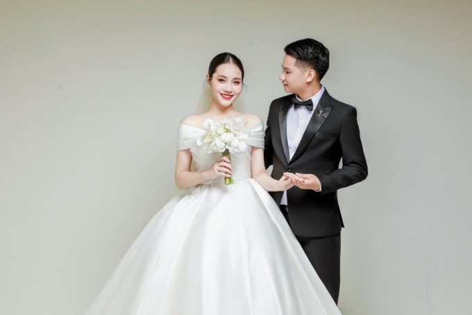 Anh Chiến và chị Trang ở Quốc Oai, Hà Nội trong đám cưới cuối năm 2023. Ảnh: Nhân vật cung cấp