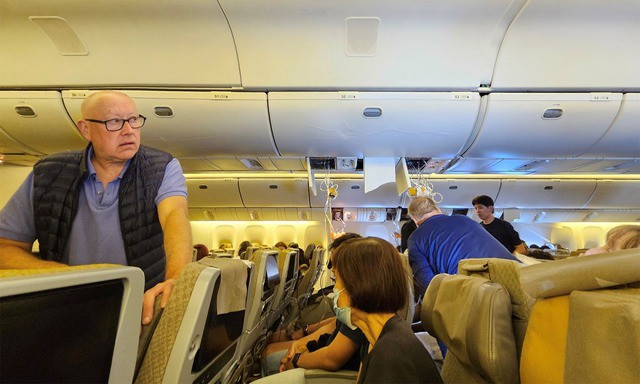Hành khách trên chiếc Boeing 777-300ER mô tả máy bay “đột nhiên rung lắc mạnh rồi khựng lại” khiến những người không thắt dây an toàn bị hất tung lên. Thậm chí, một số người đập đầu vào khoang hành lý, chỗ lắp đèn và khoang chứa mặt nạ dưỡng khí. Ảnh: Reuters