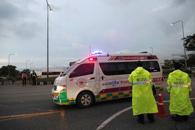 Xe cứu thương chở người bị thương trên máy bay Singapore Airlines hướng tới một bệnh viện ở thủ đô Bangkok. ẢNH: EPA-EFE