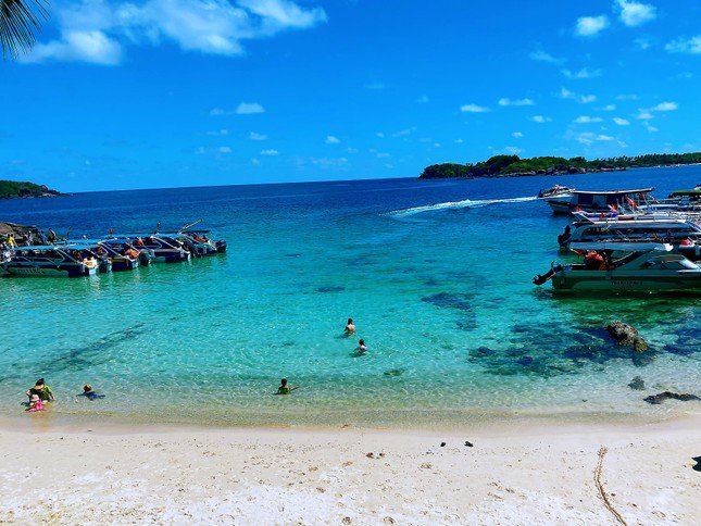 Bãi biển Phú Quốc với nước xanh trong vắt. Ảnh: Thanh Huyền.