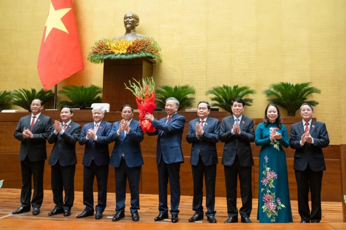 Lãnh đạo Đảng, Nhà nước tặng hoa chúc mừng tân Chủ tịch nước Tô Lâm. Ảnh: Hoàng Phong