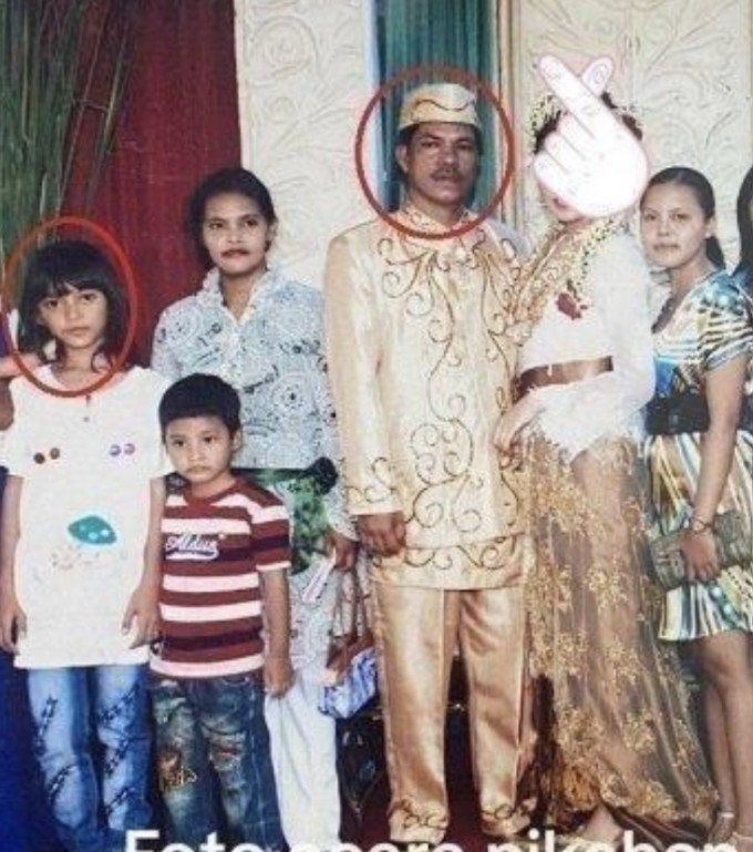 Ranata Fadhea (ngoài cùng bên trái) chụp ảnh chung trong đám cưới lần thứ hai của chồng hiện tại. Ảnh: @Ranatafadhea