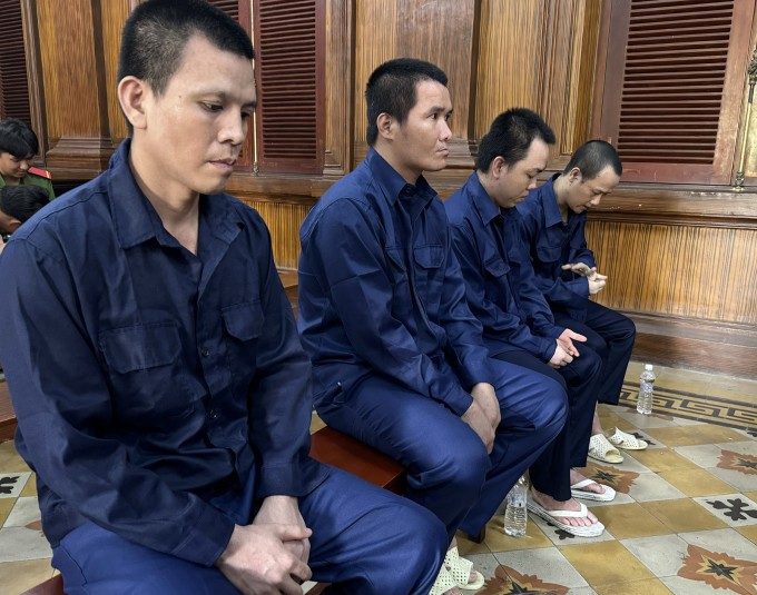Đỗ Trần Quang Triệu (thứ 3 từ trái sang) và các đồng phạm tại tòa ngày 22/5. Ảnh: Trọng Nghĩa