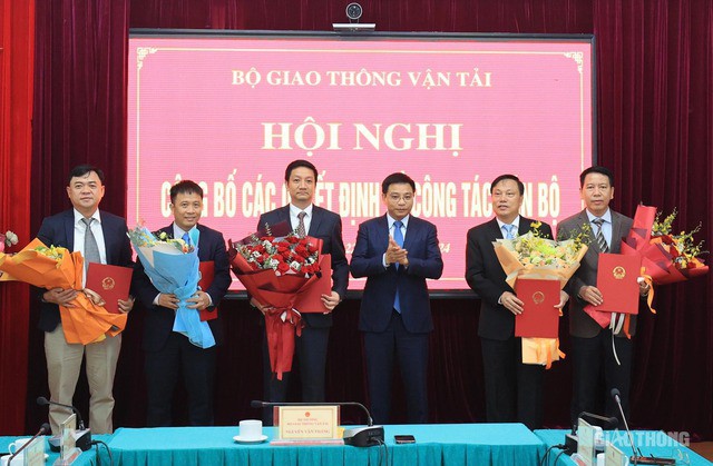 Bộ trưởng GTVT Nguyễn Văn Thắng trao quyết định điều động, bổ nhiệm cán bộ chủ chốt của 5 Cục, Vụ trực thuộc