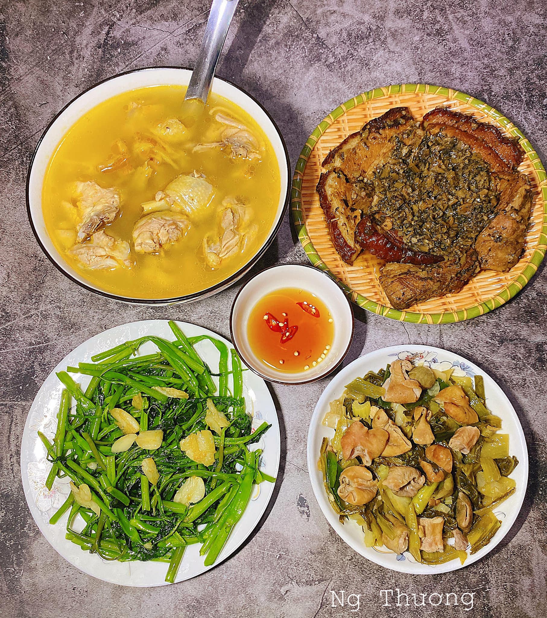 Canh gà nấu rượu gừng + Khâu nhục hấp + Rau muống xào tỏi + Lòng xào dưa