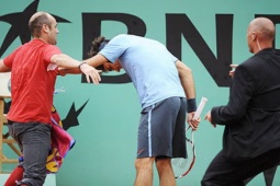 Thể thao - Fan khiến Federer lo sợ, làm loạn trận của Nadal khi đột nhập sân Roland Garros