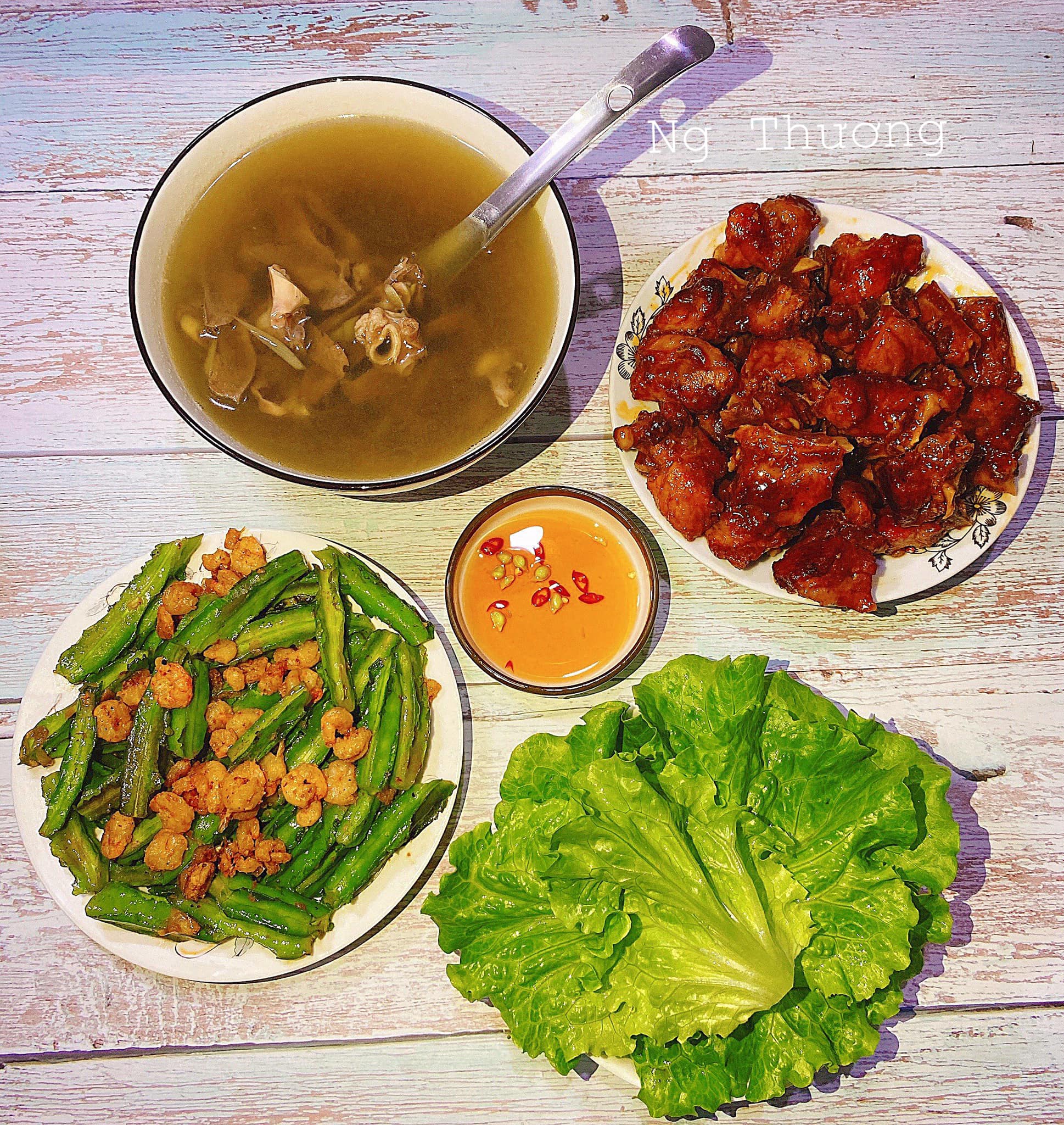 Canh tim + Sườn xào chua ngọt + Đậu rồng xào tôm + Rau xà lách 