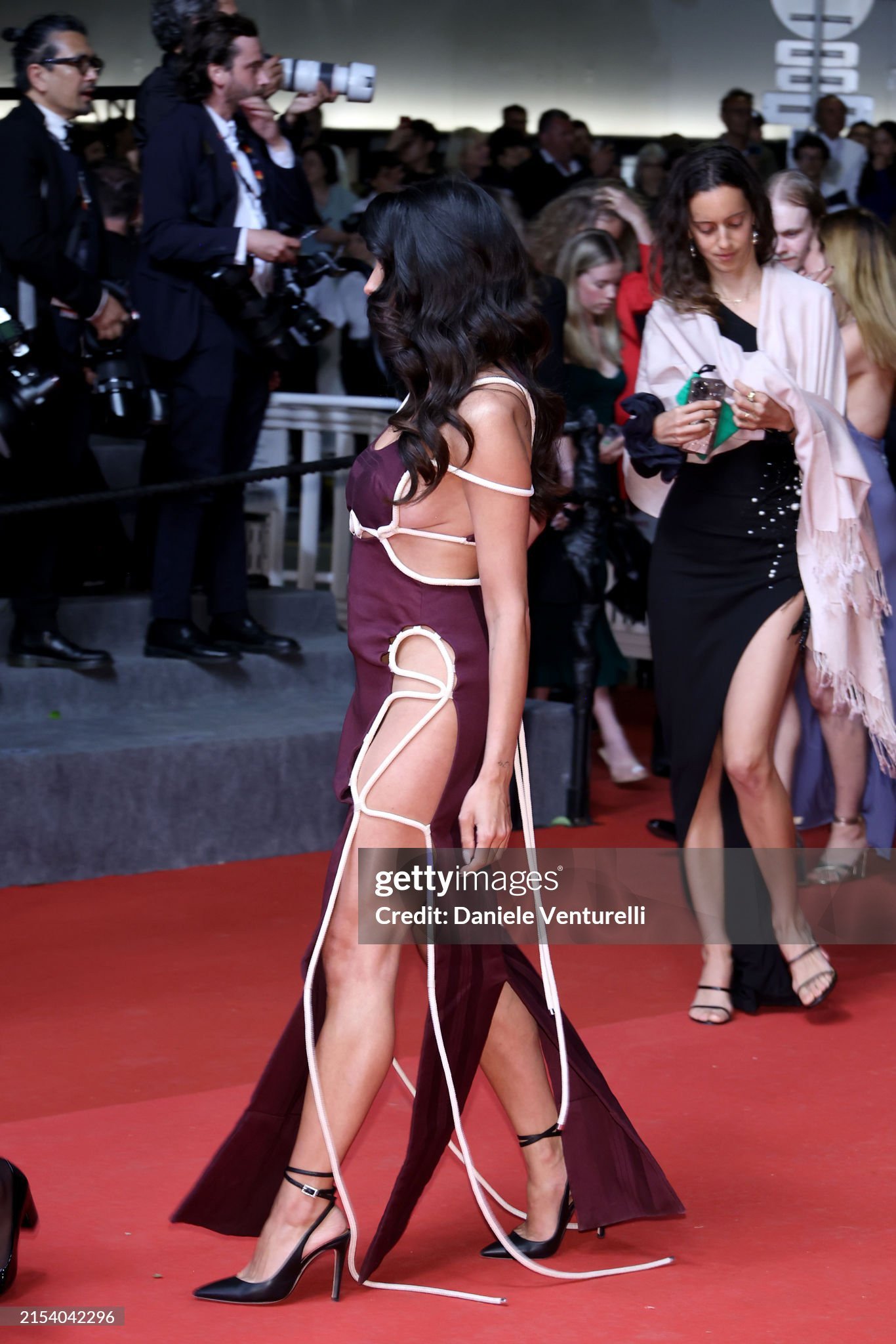 Cannes ngày 8: Đầm cắt xẻ bạo, mặc như không của dàn sao nữ - 6