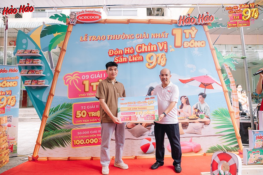 Khách hàng Hà Văn Thành rạng rỡ trong ngày nhận thưởng giải nhất 1 tỷ đồng tiền mặt từ Hảo Hảo tại chung cư Đại Thanh (Hoàng Mai, Hà Nội)