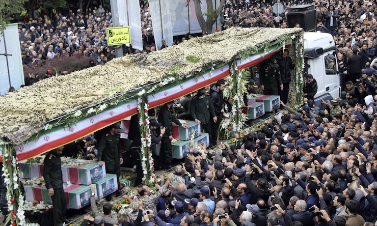 Người Iran vây quanh linh cữu ông Raisi và các quan chức cấp cao thiệt mạng trong vụ tai nạn trực thăng.