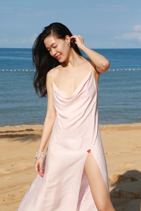 Hoa hậu Thùy Dung mặc váy lụa dáng suông.