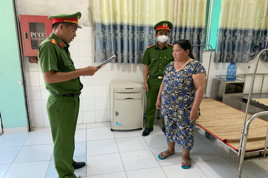 Bà Nguyễn Thị Kim Thanh lúc bị cơ quan công an đọc quyết định khởi tố, bắt tạm giam. Ảnh: C.A