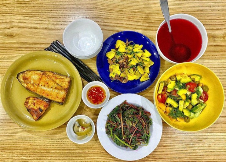 Cô tự khen: "Cơm cá, canh ngao ngon tuyệt!"