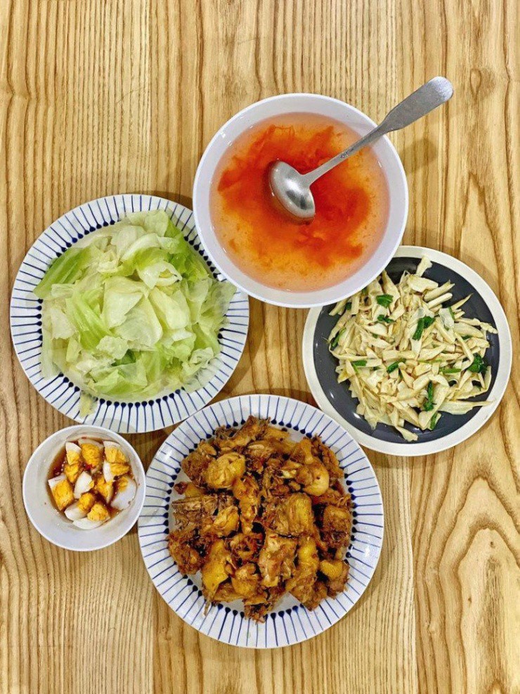 Đơn giản với gà rang gừng và các món rau cũng đủ hao cơm rồi.